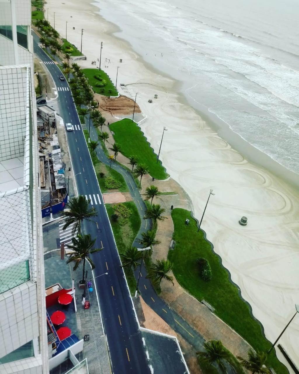 Belo Apartamento Com Vistas Para O Mar - Pe Na Areia - Churrasqueira Na Varanda ปรายากรันเด ภายนอก รูปภาพ