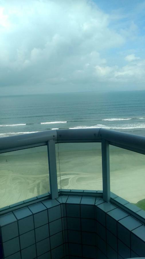 Belo Apartamento Com Vistas Para O Mar - Pe Na Areia - Churrasqueira Na Varanda ปรายากรันเด ภายนอก รูปภาพ